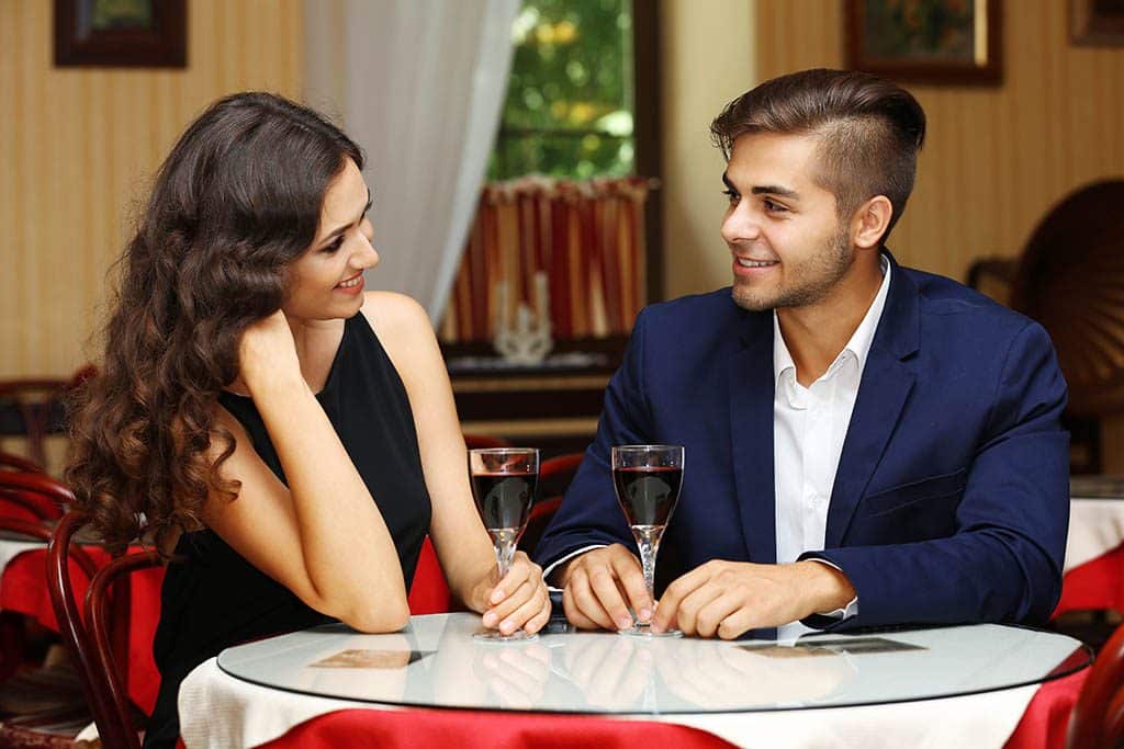 Ein Klassiker beim Date: Ein schönes Restaurant aufsuchen, sich unterhalten und Abendessen
