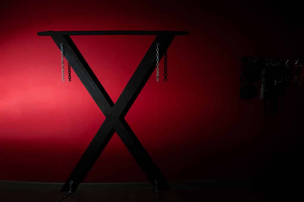 Der Klassiker unter den BDSM Möbeln: Das Andreaskreuz