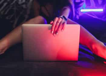 Camgirl schießt sich mit Waffe in die Vagina